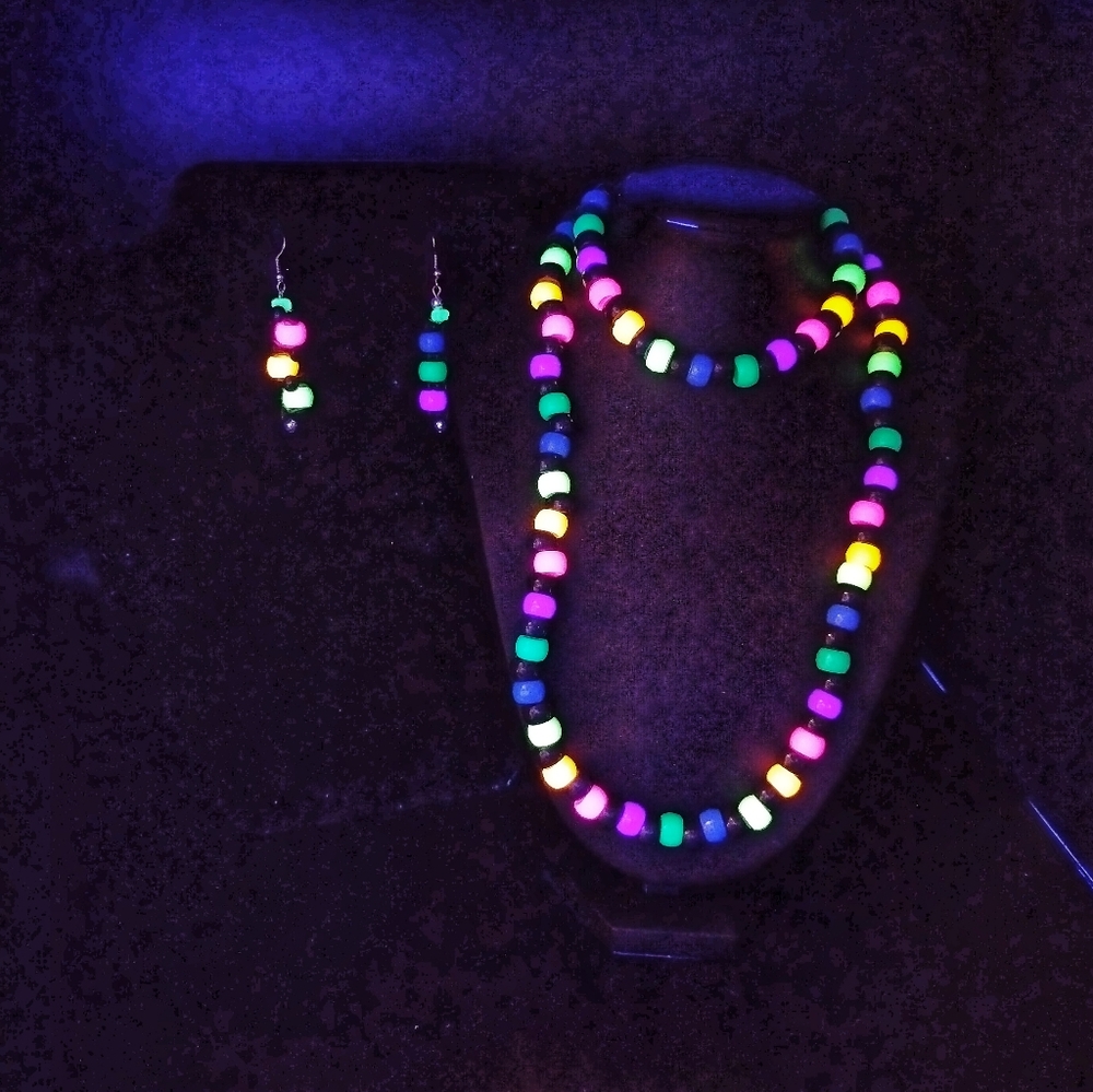 GLOW NECKLACE - Picture 3 of 16
